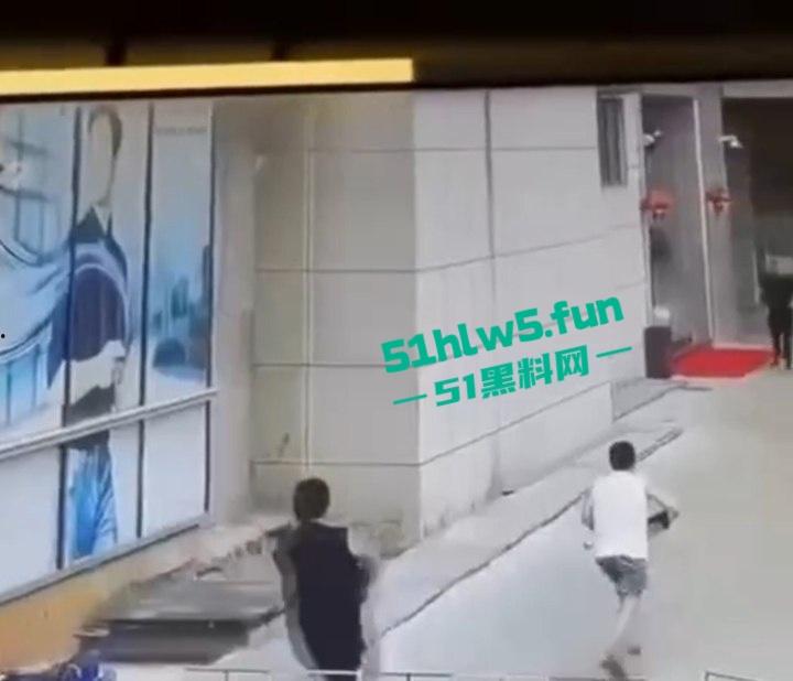 柬埔寨金边机场【AK枪击案】曝光,先手枪威胁再掏出AK扫射,持枪中国籍男子已经被逮捕。 第6张 柬埔寨金边机场【AK枪击案】曝光,先手枪威胁再掏出AK扫射,持枪中国籍男子已经被逮捕。 第6张