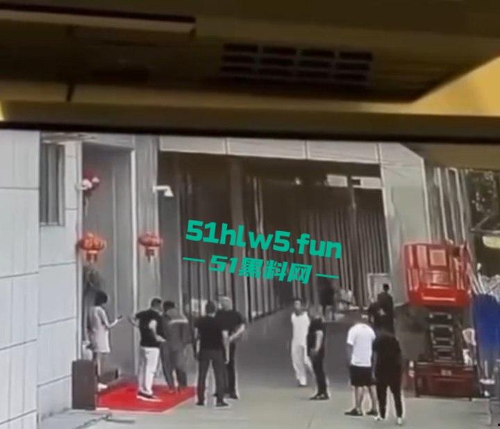 柬埔寨金边机场【AK枪击案】曝光,先手枪威胁再掏出AK扫射,持枪中国籍男子已经被逮捕。 第7张 柬埔寨金边机场【AK枪击案】曝光,先手枪威胁再掏出AK扫射,持枪中国籍男子已经被逮捕。 第7张