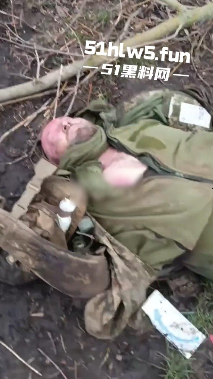 【血腥恐怖】俄乌战场战后清扫，到处都是早已腐烂的士兵尸体，现场视频画面流出。  第2张