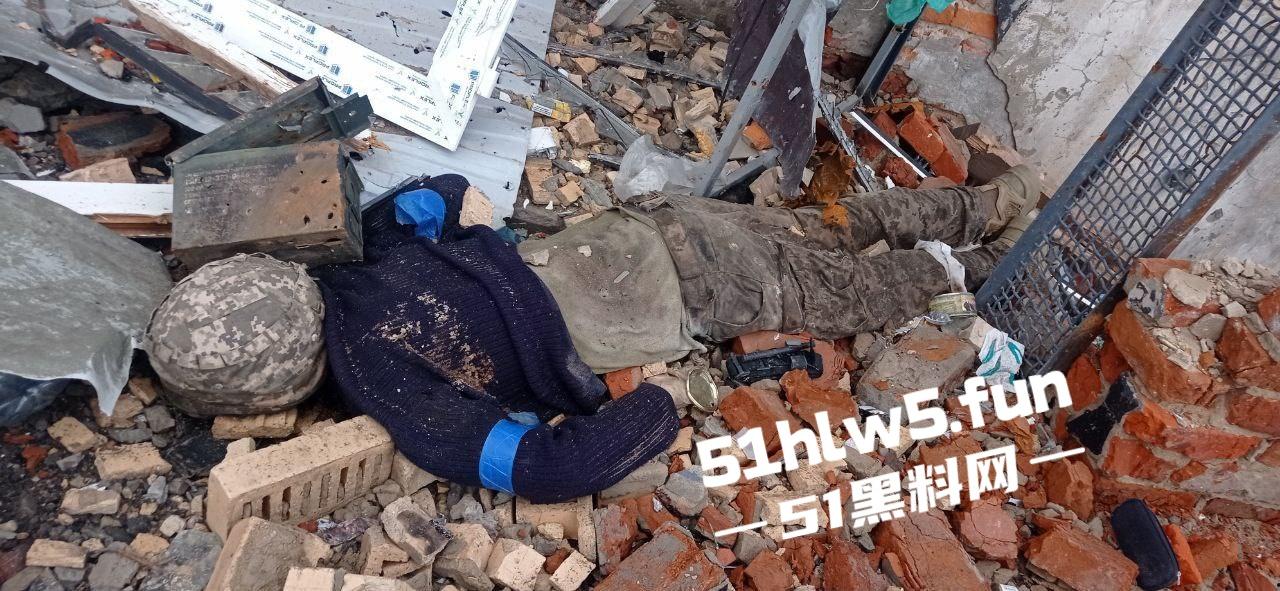 【血腥恐怖】俄乌战场战后清扫，到处都是早已腐烂的士兵尸体，现场视频画面流出。  第4张