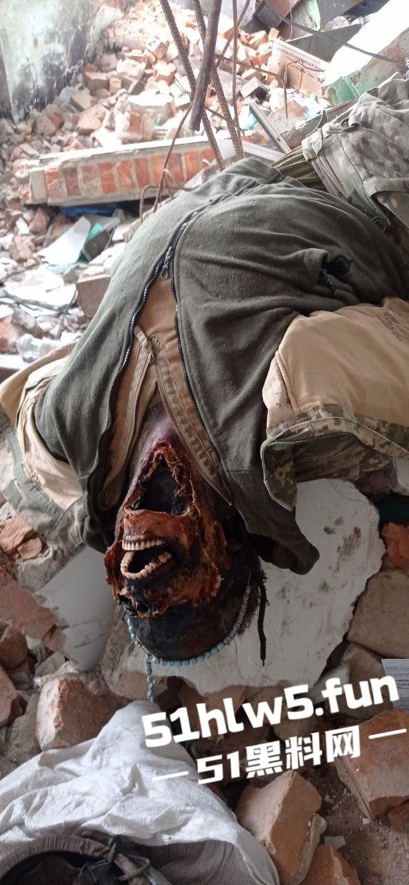 【血腥恐怖】俄乌战场战后清扫，到处都是早已腐烂的士兵尸体，现场视频画面流出。  第5张