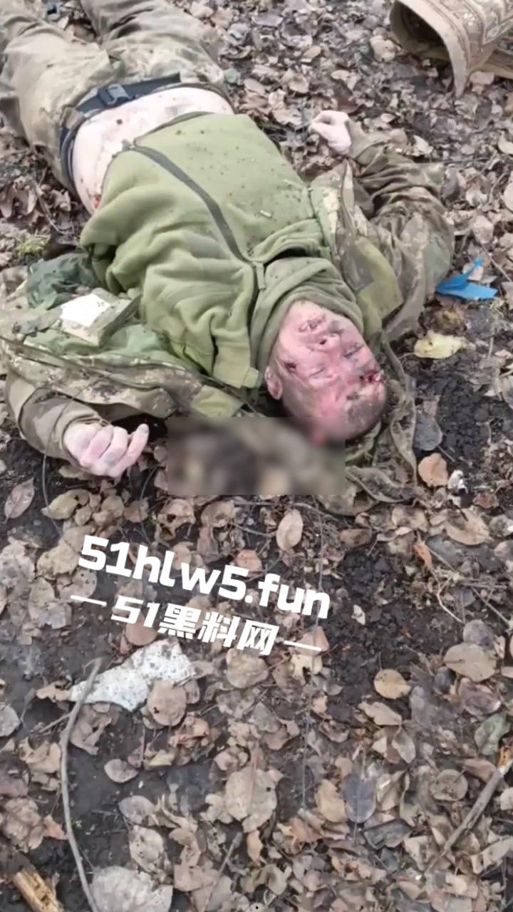 【血腥恐怖】俄乌战场战后清扫，到处都是早已腐烂的士兵尸体，现场视频画面流出。  第9张