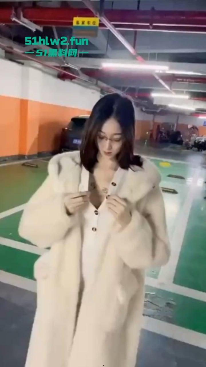 推特骚鸡【梦杰的母狗】寻求刺激人民广场当街露出 高挑美女为完成主人任务毫无底线。  第3张