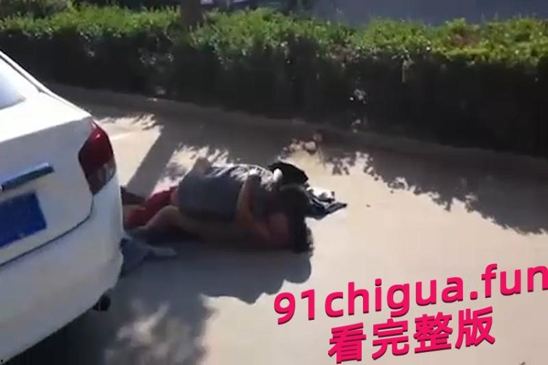 大爷大妈马路边激情做爱 被围观群众怼脸拍摄 #近距离偷拍大爷大妈做爱  第1张