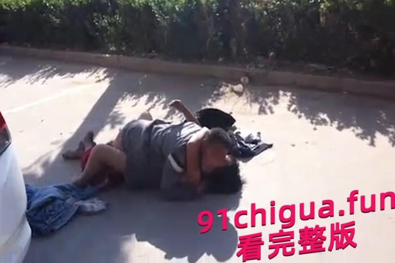 大爷大妈马路边激情做爱 被围观群众怼脸拍摄 #近距离偷拍大爷大妈做爱  第2张