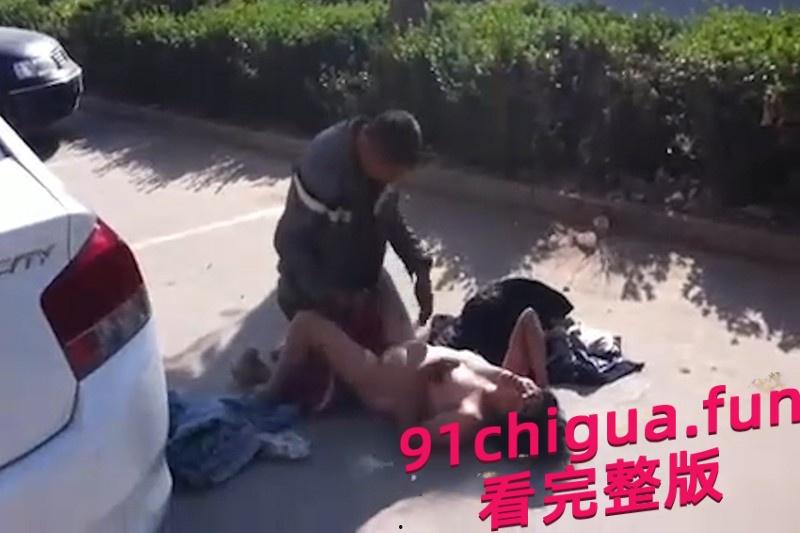 大爷大妈马路边激情做爱 被围观群众怼脸拍摄 #近距离偷拍大爷大妈做爱  第3张