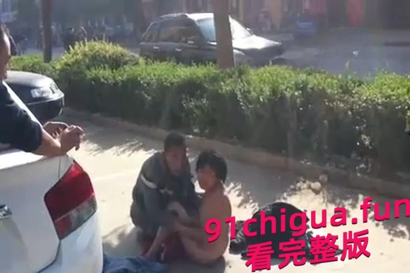 大爷大妈马路边激情做爱 被围观群众怼脸拍摄 #近距离偷拍大爷大妈做爱  第4张