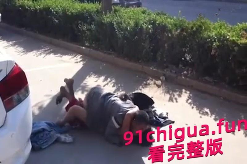 大爷大妈马路边激情做爱 被围观群众怼脸拍摄 #近距离偷拍大爷大妈做爱  第5张