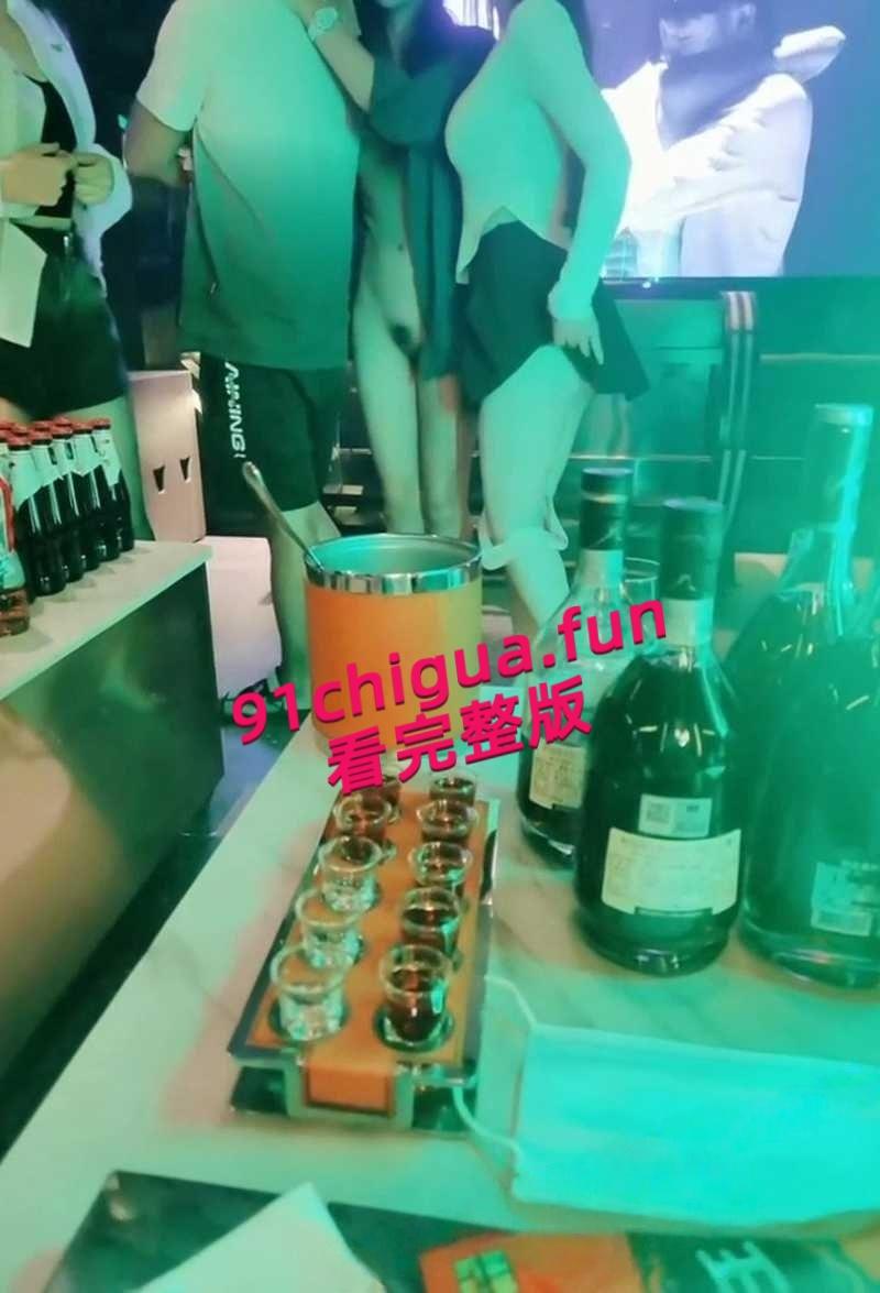 极品人妻【小鲸鱼】KTV淫趴视频流出,闺蜜当众露逼揉奶狂跳骚舞撩拨群男,少妇还是更会玩啊! 第3张 极品人妻【小鲸鱼】KTV淫趴视频流出,闺蜜当众露逼揉奶狂跳骚舞撩拨群男,少妇还是更会玩啊! 第3张