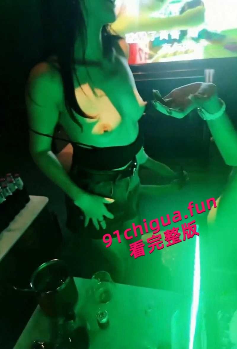 极品人妻【小鲸鱼】KTV淫趴视频流出,闺蜜当众露逼揉奶狂跳骚舞撩拨群男,少妇还是更会玩啊! 第4张 极品人妻【小鲸鱼】KTV淫趴视频流出,闺蜜当众露逼揉奶狂跳骚舞撩拨群男,少妇还是更会玩啊! 第4张