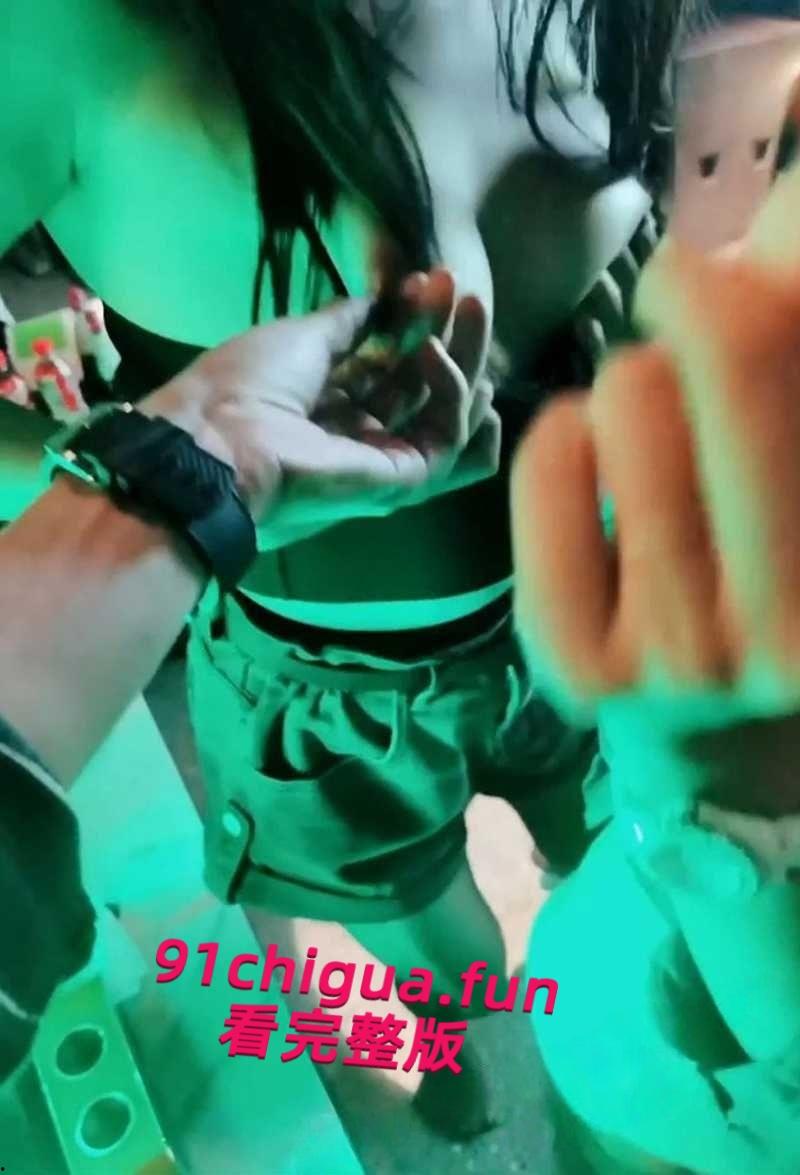 极品人妻【小鲸鱼】KTV淫趴视频流出,闺蜜当众露逼揉奶狂跳骚舞撩拨群男,少妇还是更会玩啊! 第5张 极品人妻【小鲸鱼】KTV淫趴视频流出,闺蜜当众露逼揉奶狂跳骚舞撩拨群男,少妇还是更会玩啊! 第5张