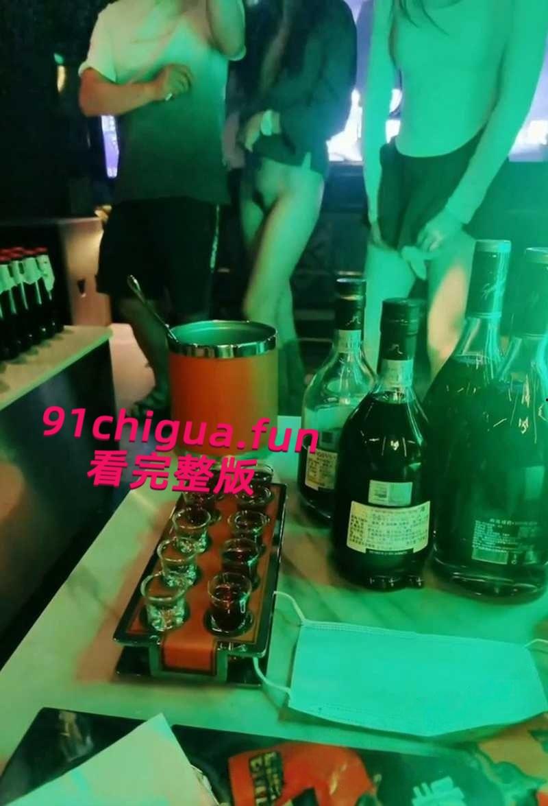 极品人妻【小鲸鱼】KTV淫趴视频流出,闺蜜当众露逼揉奶狂跳骚舞撩拨群男,少妇还是更会玩啊! 第7张 极品人妻【小鲸鱼】KTV淫趴视频流出,闺蜜当众露逼揉奶狂跳骚舞撩拨群男,少妇还是更会玩啊! 第7张