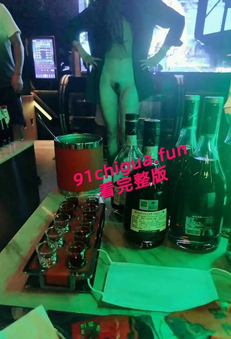 极品人妻【小鲸鱼】KTV淫趴视频流出,闺蜜当众露逼揉奶狂跳骚舞撩拨群男,少妇还是更会玩啊! 第8张 极品人妻【小鲸鱼】KTV淫趴视频流出,闺蜜当众露逼揉奶狂跳骚舞撩拨群男,少妇还是更会玩啊! 第8张