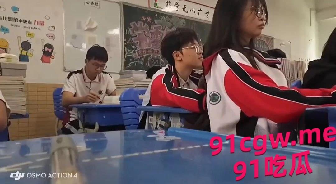 江门一中高三课堂情侣“摸奶大冒险”视频疯传,火爆全网! 第4张 江门一中高三课堂情侣“摸奶大冒险”视频疯传,火爆全网! 第4张