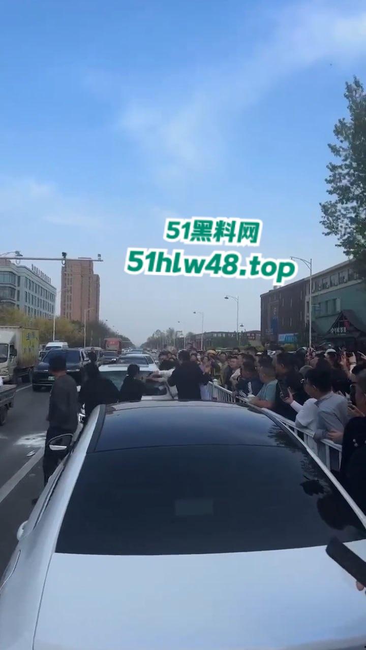 河北邢台最蠢原配,带姐妹家人砸车抓小三被吓的车里不敢出来,结果被玻璃划伤原配遭刑拘。 第8张 河北邢台最蠢原配,带姐妹家人砸车抓小三被吓的车里不敢出来,结果被玻璃划伤原配遭刑拘。 第8张