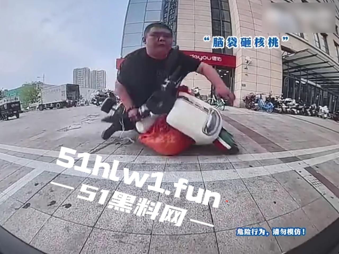 盘点今年奇葩车祸，监控下的搞笑瞬间，虽然明知是车祸，但还是不道德的笑了，有卧龙的地方必有凤雏啊！  第1张