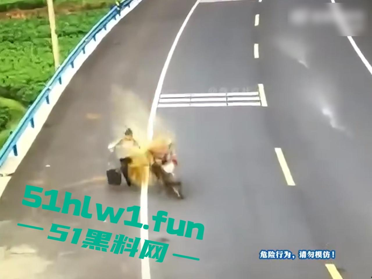 盘点今年奇葩车祸，监控下的搞笑瞬间，虽然明知是车祸，但还是不道德的笑了，有卧龙的地方必有凤雏啊！  第4张