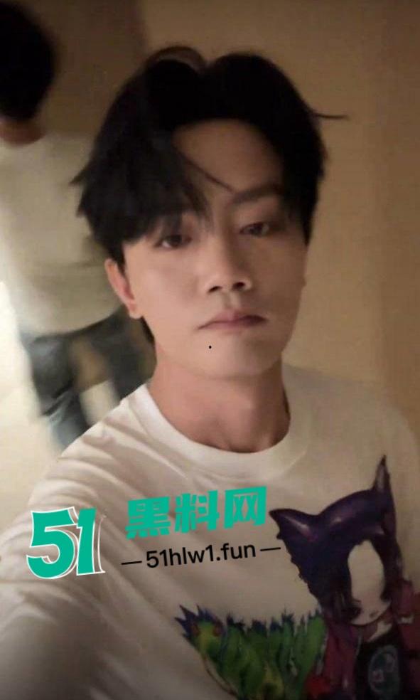 抖音一曲成名歌手【哪里都是你】的主唱【队长YoungCaptain】婚内出轨与粉丝约炮被曝光。  第1张