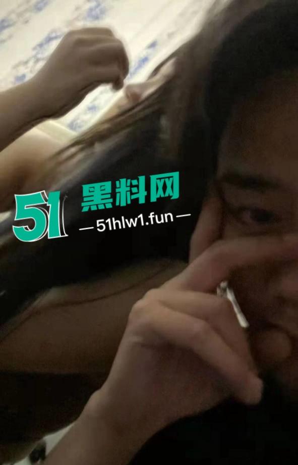 抖音一曲成名歌手【哪里都是你】的主唱【队长YoungCaptain】婚内出轨与粉丝约炮被曝光。  第2张