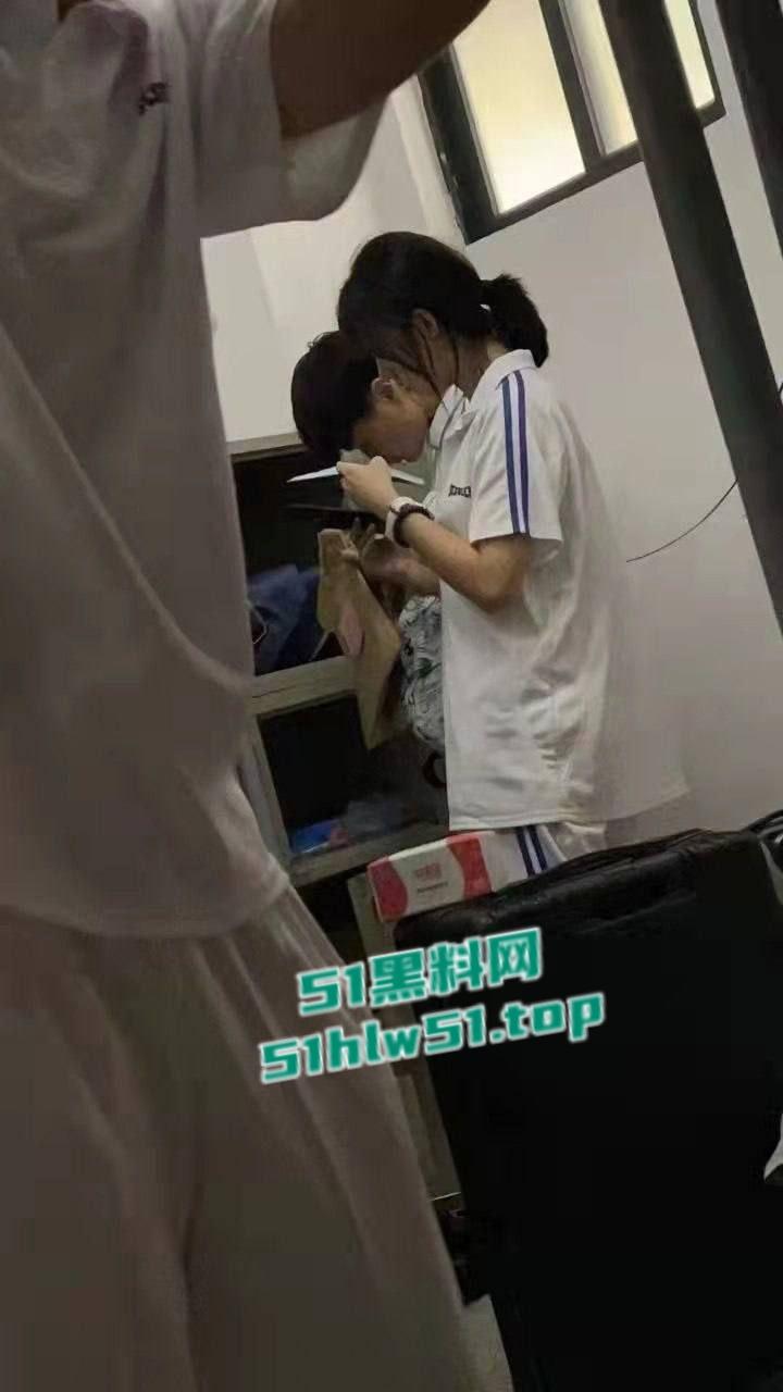 卫校寝室偷情，当着兄弟面不知廉耻兽性大发操女友，兄弟们想加入被拒绝后将偷拍视频曝光！  第3张