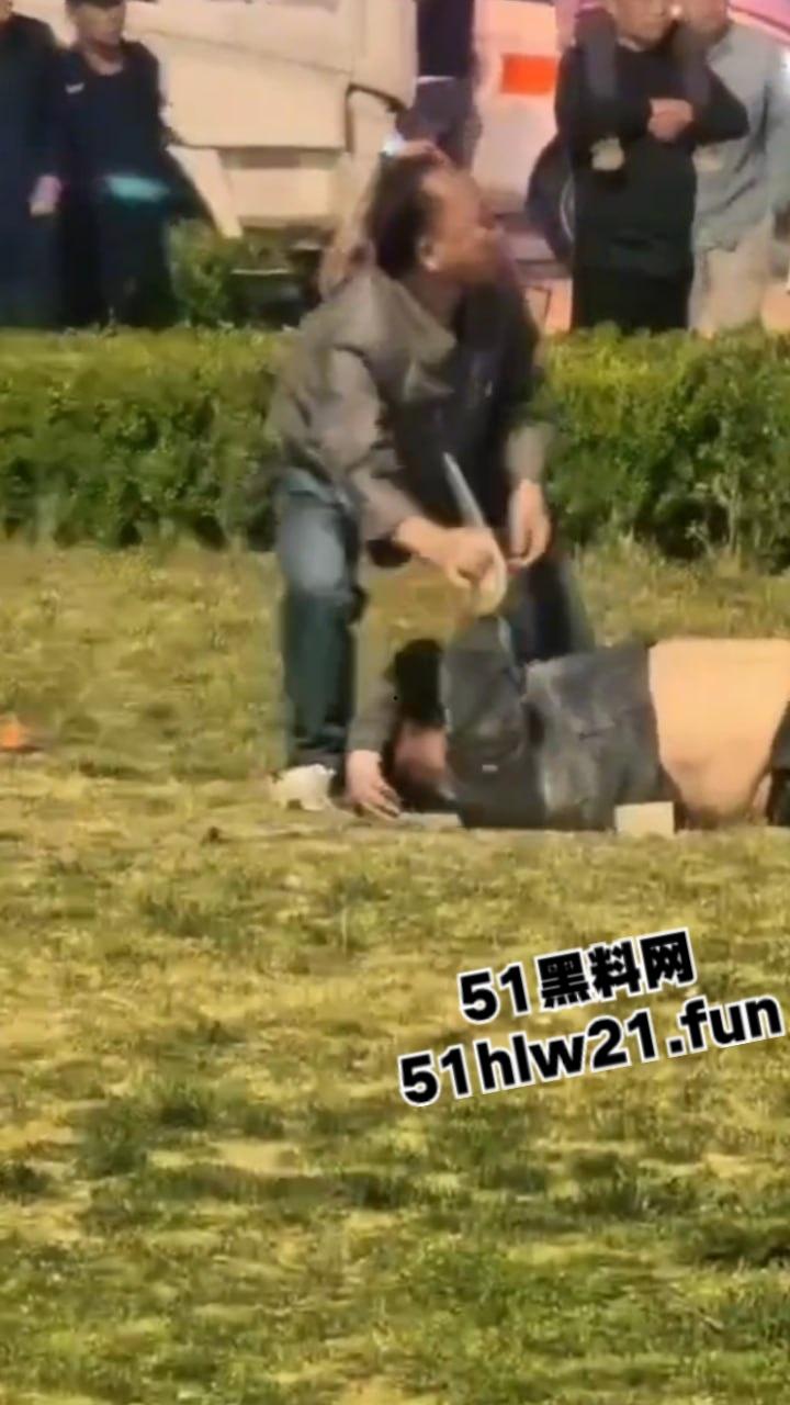 河北石家庄捅人事件，因孩子起争执叫人殴打对方，结果来人直接掏刀捅人现场视频流出。  第2张
