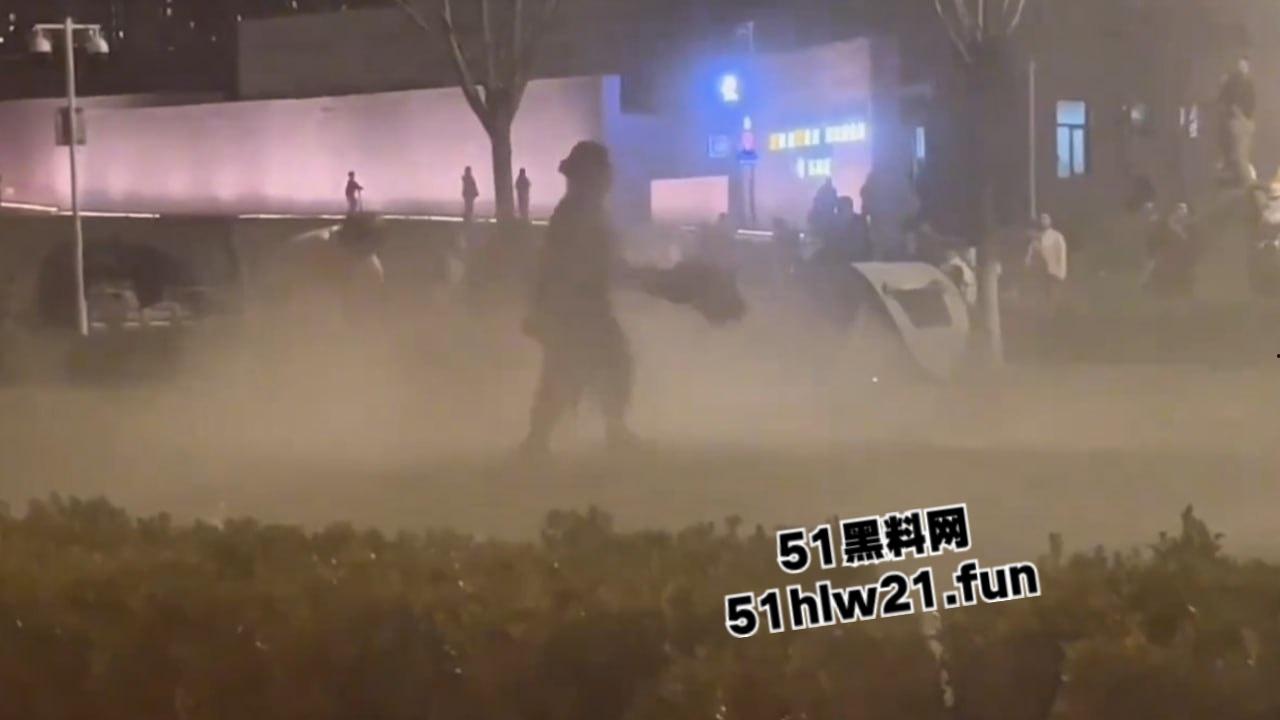 河北石家庄捅人事件，因孩子起争执叫人殴打对方，结果来人直接掏刀捅人现场视频流出。  第3张