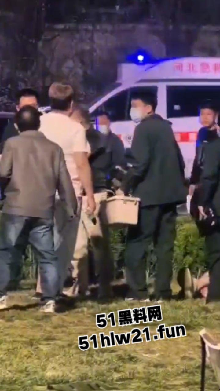 河北石家庄捅人事件，因孩子起争执叫人殴打对方，结果来人直接掏刀捅人现场视频流出。  第5张