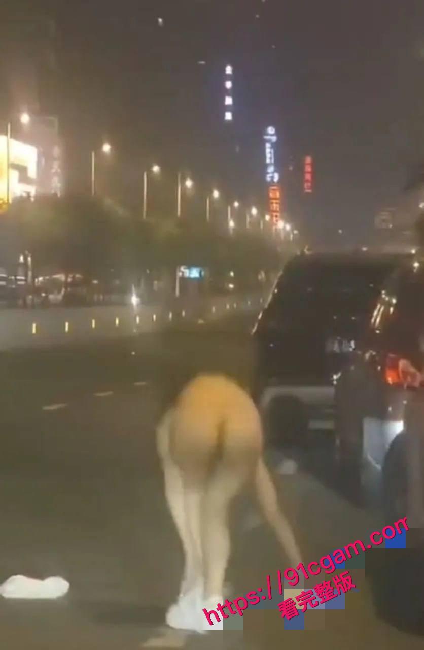 沈阳街头情侣吵架分手，一言不合当街脱光，该说不说身材是真的好！ #沈阳街头情侣吵架脱光 #当街脱光 #沈阳新闻 #吃瓜  第2张