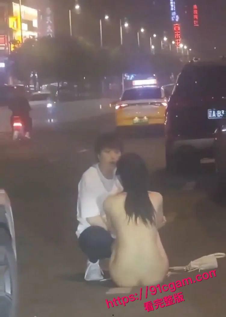沈阳街头情侣吵架分手，一言不合当街脱光，该说不说身材是真的好！ #沈阳街头情侣吵架脱光 #当街脱光 #沈阳新闻 #吃瓜  第3张