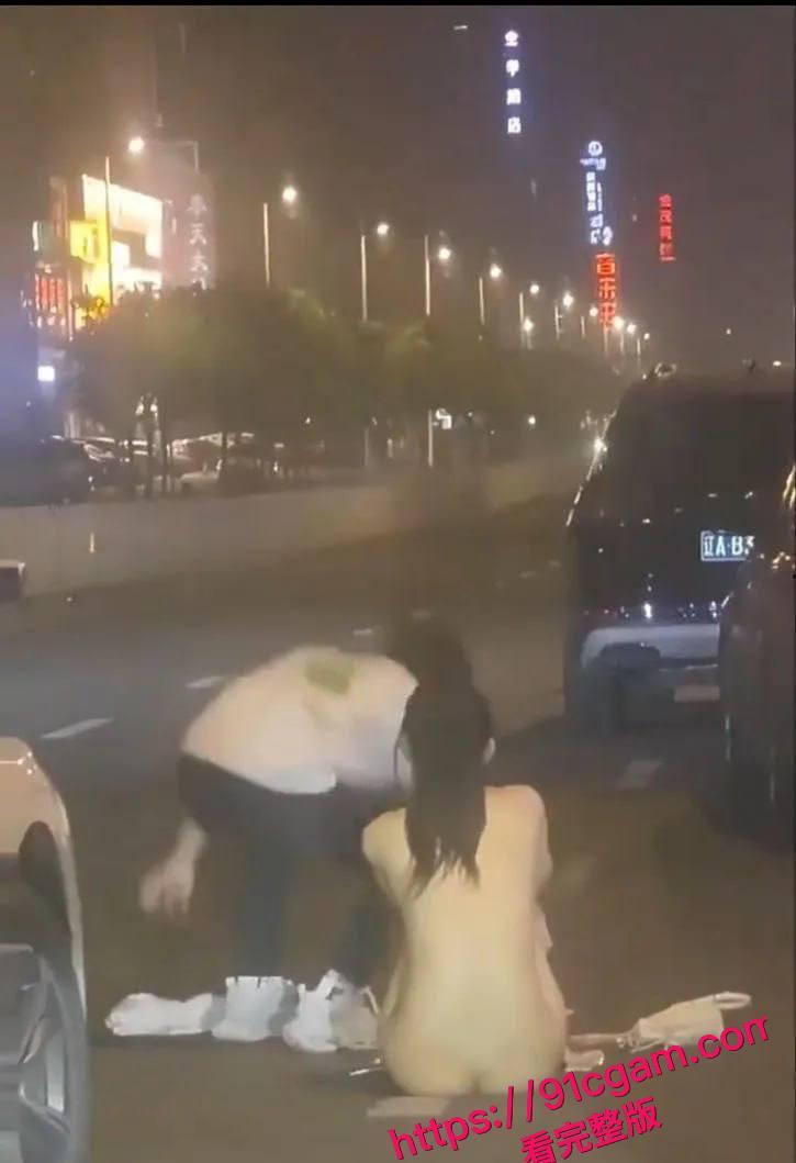 沈阳街头情侣吵架分手，一言不合当街脱光，该说不说身材是真的好！ #沈阳街头情侣吵架脱光 #当街脱光 #沈阳新闻 #吃瓜  第4张