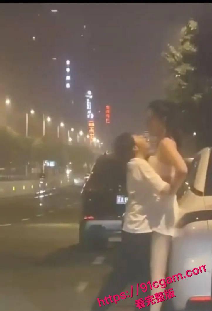 沈阳街头情侣吵架分手，一言不合当街脱光，该说不说身材是真的好！ #沈阳街头情侣吵架脱光 #当街脱光 #沈阳新闻 #吃瓜  第5张