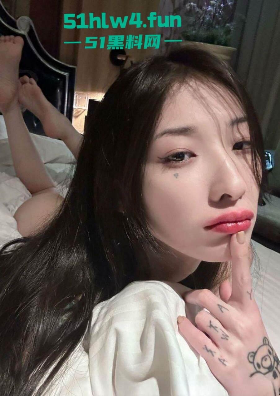 御姐级精神小妹【崔雪】高颜值纹身反差婊,身材纤细腿长逆天细腰翘臀美乳饱满 裸体自拍勾引大哥。 第3张 御姐级精神小妹【崔雪】高颜值纹身反差婊,身材纤细腿长逆天细腰翘臀美乳饱满 裸体自拍勾引大哥。 第3张