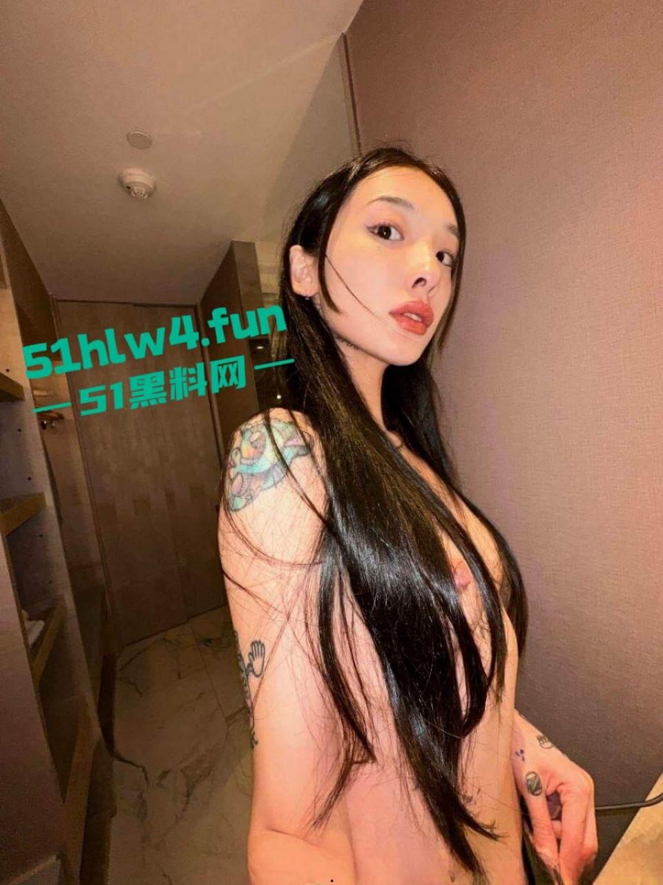 御姐级精神小妹【崔雪】高颜值纹身反差婊,身材纤细腿长逆天细腰翘臀美乳饱满 裸体自拍勾引大哥。 第10张 御姐级精神小妹【崔雪】高颜值纹身反差婊,身材纤细腿长逆天细腰翘臀美乳饱满 裸体自拍勾引大哥。 第10张