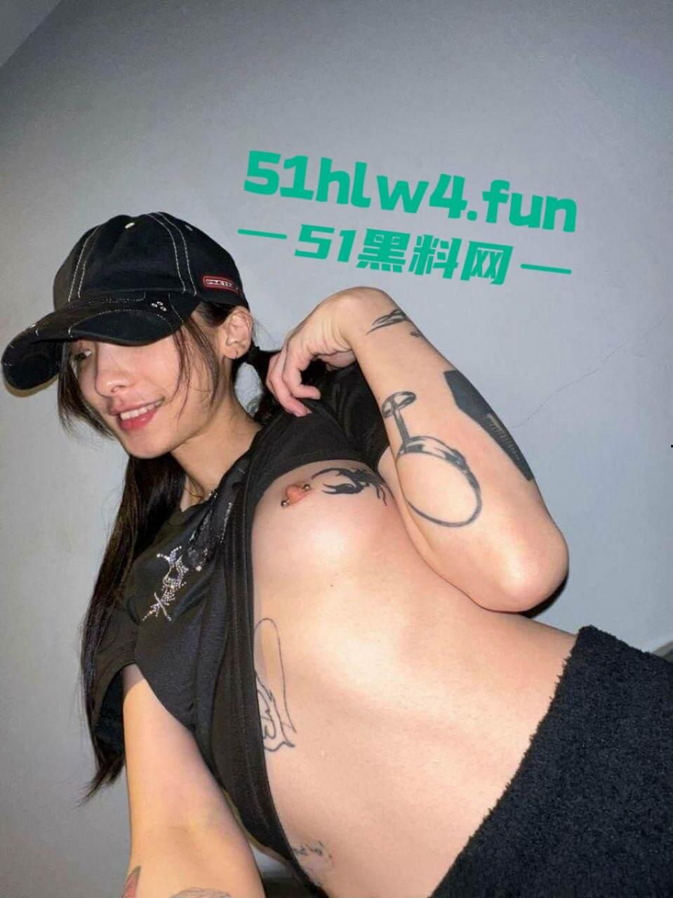 御姐级精神小妹【崔雪】高颜值纹身反差婊,身材纤细腿长逆天细腰翘臀美乳饱满 裸体自拍勾引大哥。 第11张 御姐级精神小妹【崔雪】高颜值纹身反差婊,身材纤细腿长逆天细腰翘臀美乳饱满 裸体自拍勾引大哥。 第11张