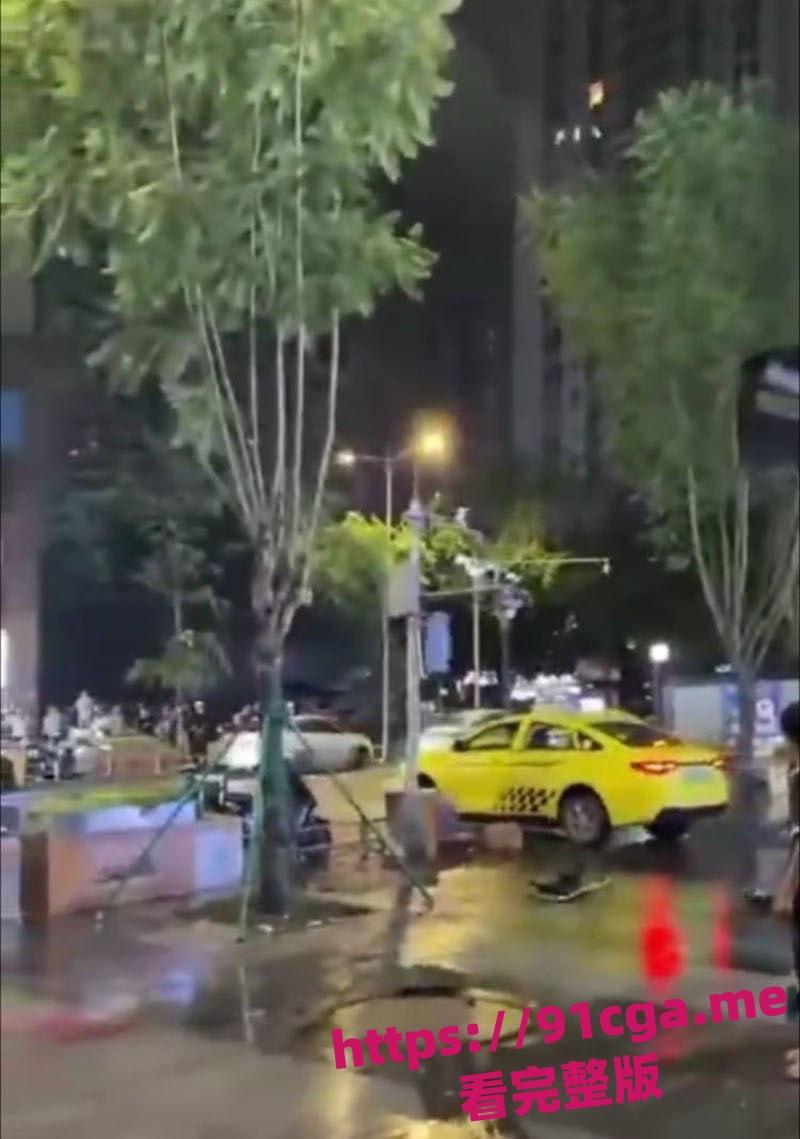 重庆疯狂出租车开车撞人，幸亏小伙身手敏捷无人受伤！  第1张