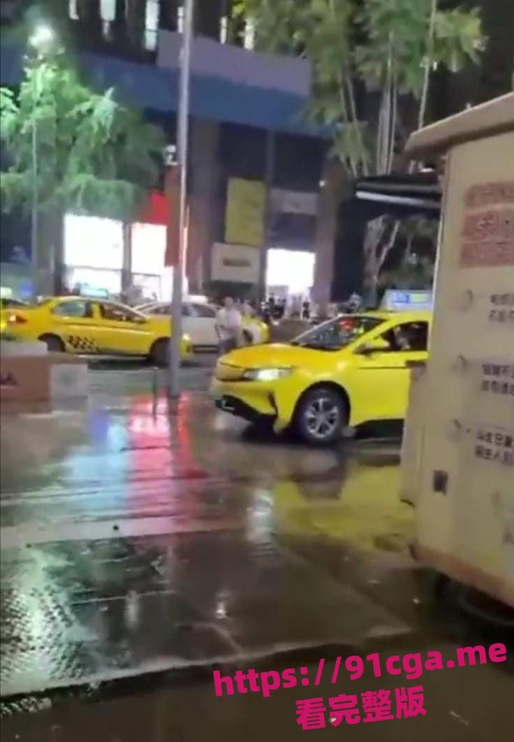 重庆疯狂出租车开车撞人，幸亏小伙身手敏捷无人受伤！  第2张