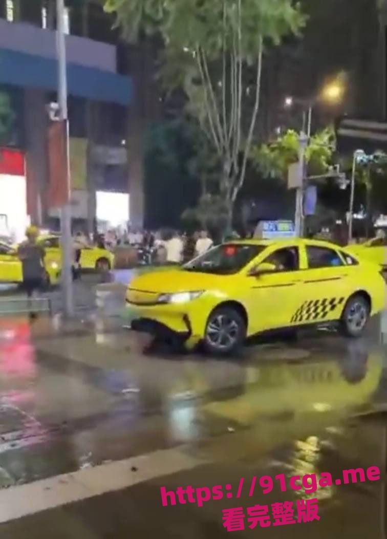 重庆疯狂出租车开车撞人，幸亏小伙身手敏捷无人受伤！  第3张
