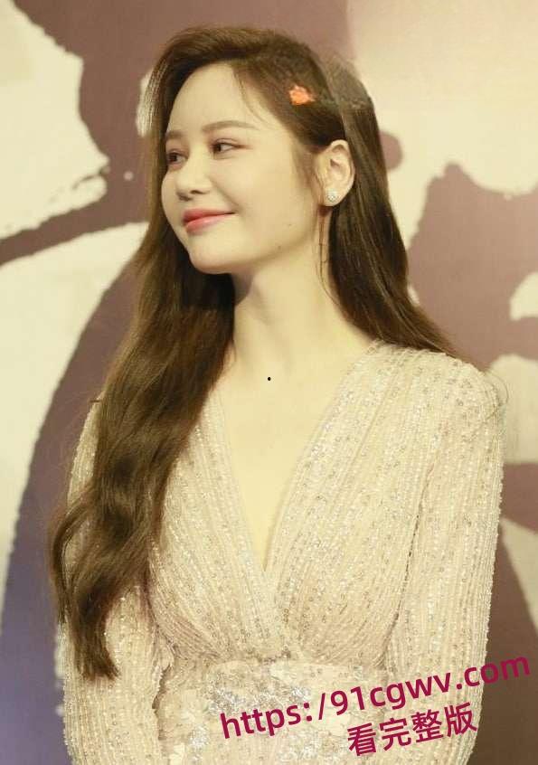 追龙2女主角,晶女郎邱意浓,直播时大方露奶给大家看,难怪王晶对她这么喜欢,原来奶子这么大 第1张 追龙2女主角,晶女郎邱意浓,直播时大方露奶给大家看,难怪王晶对她这么喜欢,原来奶子这么大 第1张