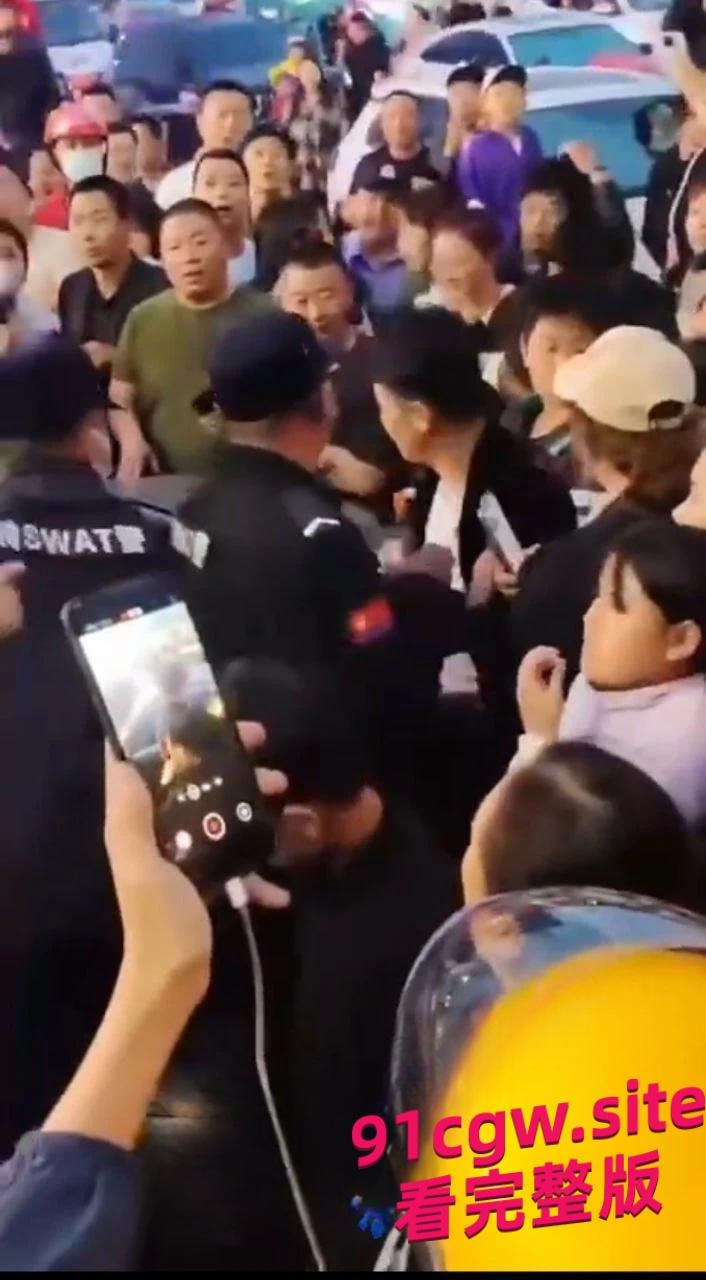 唐山迁安领导与小三南市场车震被原配抓包,警力保护小三撤离!#抓小三#出轨#车震 第2张 唐山迁安领导与小三南市场车震被原配抓包,警力保护小三撤离!#抓小三#出轨#车震 第2张