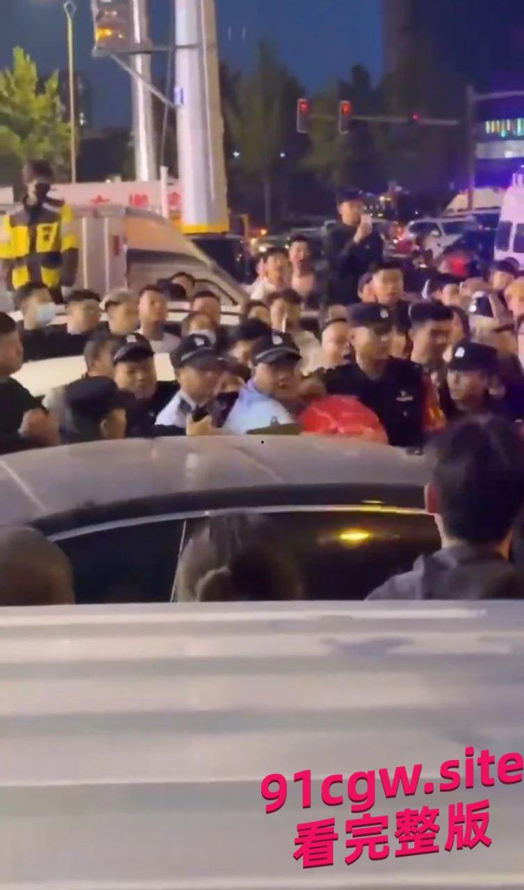 唐山迁安领导与小三南市场车震被原配抓包,警力保护小三撤离!#抓小三#出轨#车震 第3张 唐山迁安领导与小三南市场车震被原配抓包,警力保护小三撤离!#抓小三#出轨#车震 第3张