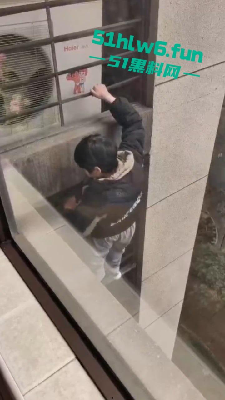 山东瓜友实拍一小孩突发奇想，跨过窗户跑到空调机外墙顺着栏杆从高层爬下去，真是初生牛犊不怕虎啊。  第5张