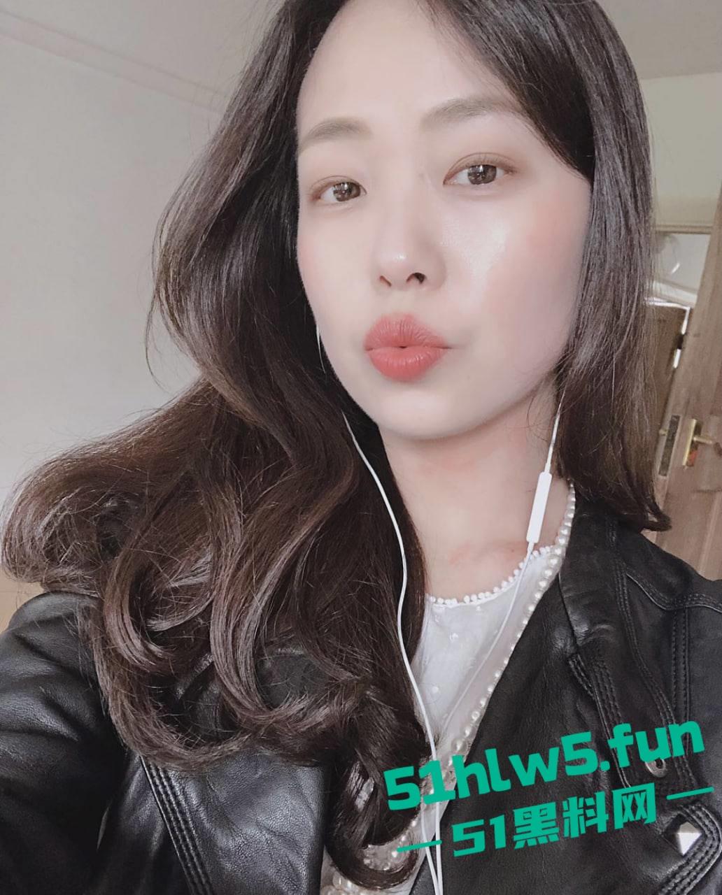 乱伦系列之小姨子，寂寞妻妹吮指揉奶勾引姐夫激情肏穴，口爆吞精表情极其淫荡欠操。  第5张