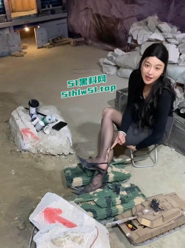 抖音主播【鑫荣佳RC坦克大战】美女主播,疯狂暗示擦边,大坦克的金枪差点插入进去,引发网友围观! 第2张 抖音主播【鑫荣佳RC坦克大战】美女主播,疯狂暗示擦边,大坦克的金枪差点插入进去,引发网友围观! 第2张