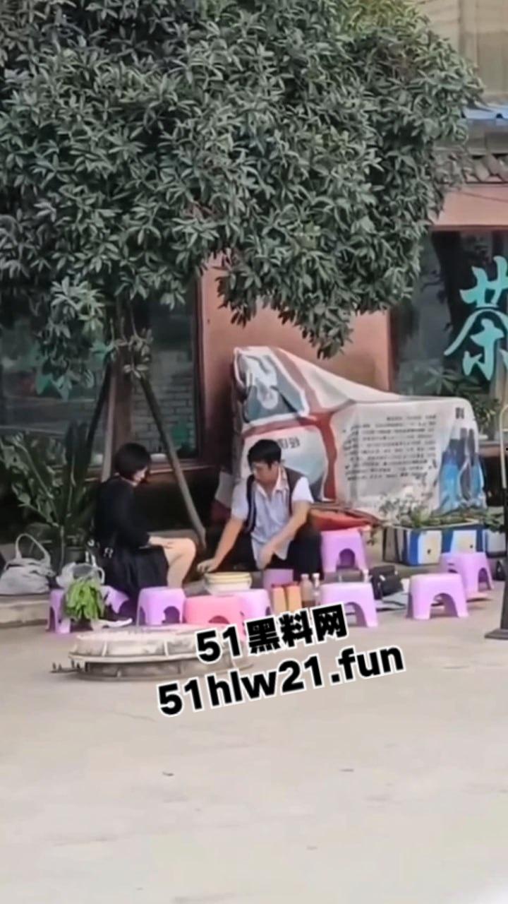 江湖骗子命理大师，当街算命还上手掏女客户裤裆摸逼，起身做法摸奶揉捏这都能骗人呢！  第4张