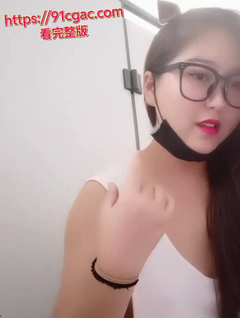 网黄嫚嫚这小骚货，微胖身材，颜值挺高，戴个眼镜有点御姐味  第1张