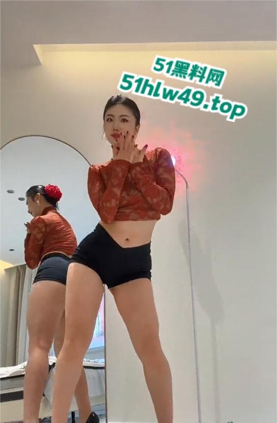 抖音粗腿公主【维拉思羽】高价定制裸舞视频流出，激情四射露奶露逼扭动着腰臀诱惑至极！  第2张