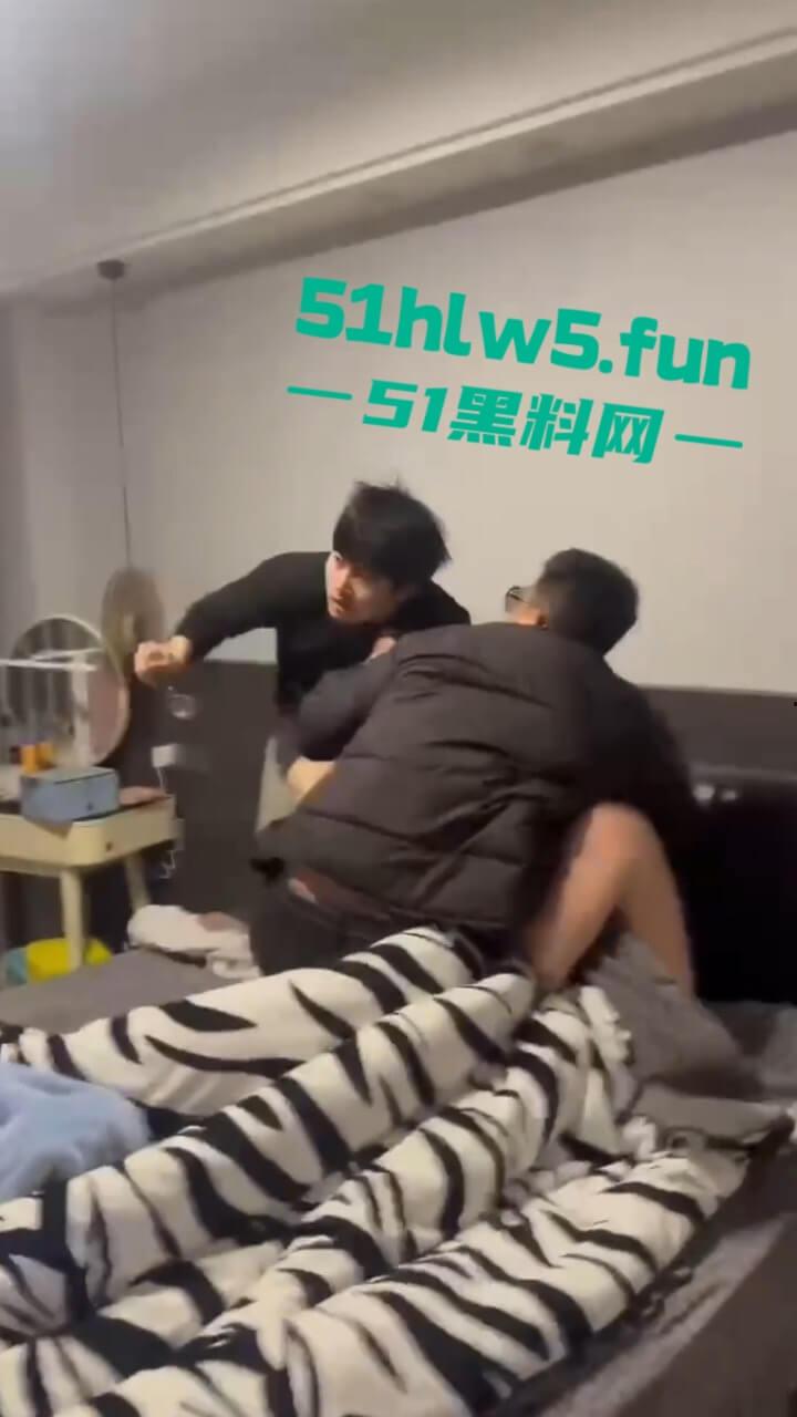 苍南县捉奸现场，男子出轨骚逼幼师，其老婆跟踪到现场叫来小三老公一起捉奸，现场炸裂惨不忍睹。  第4张