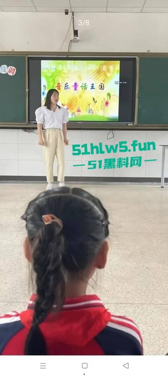 苍南县捉奸现场，男子出轨骚逼幼师，其老婆跟踪到现场叫来小三老公一起捉奸，现场炸裂惨不忍睹。  第9张