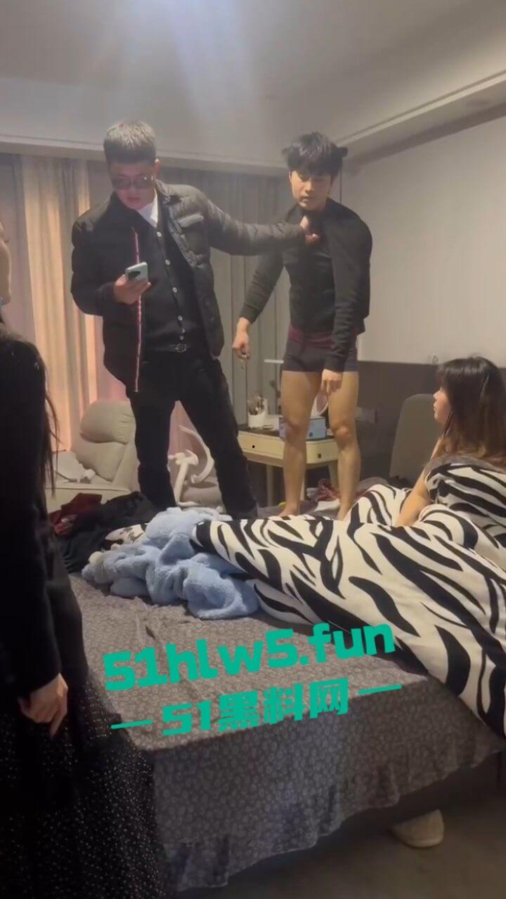 苍南县捉奸现场，男子出轨骚逼幼师，其老婆跟踪到现场叫来小三老公一起捉奸，现场炸裂惨不忍睹。  第16张