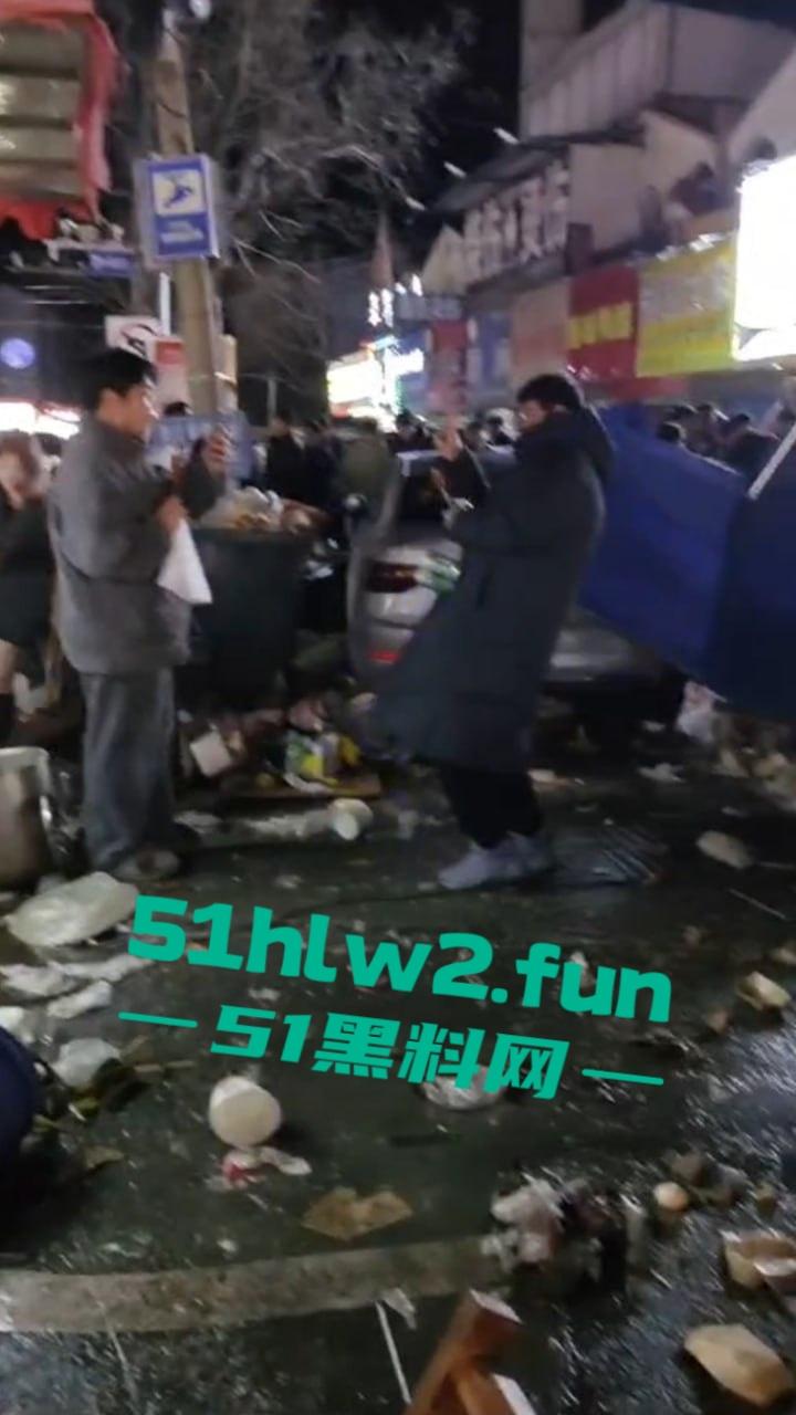安徽亳州市利辛县，严重酒驾交通事故车辆闯进小摊贩人群中，其中伤者还有一孕妇。  第2张